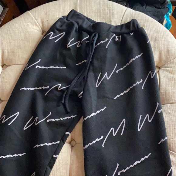 Boohoo Woman Script All Over Print Jogger - Picture 3 of 4